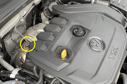 Reglersond synlig ovanifrån i motorutrymmet på en VW TSI-motor